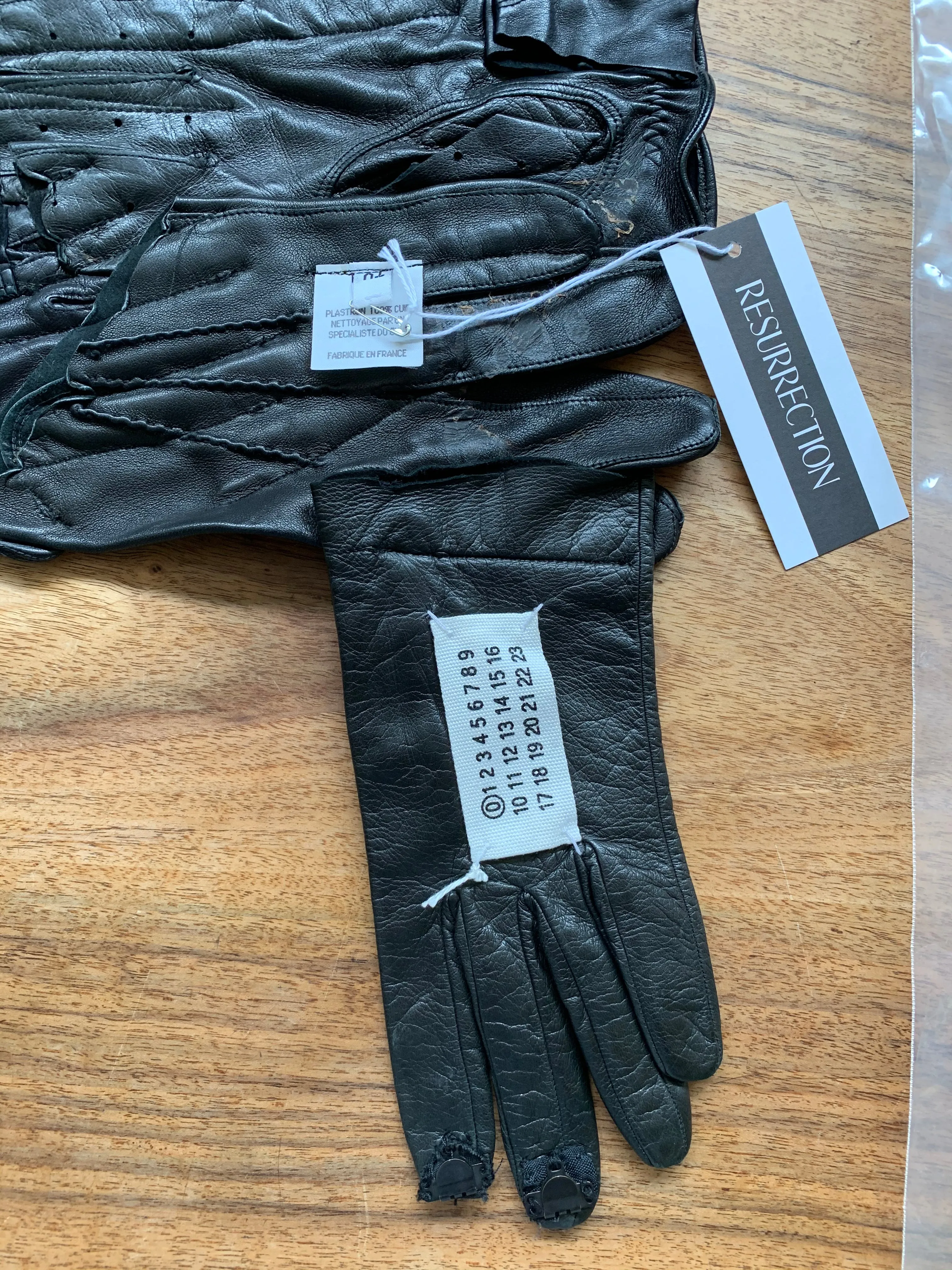 MARGIELA IMPORTANT ARTISANAL BLACK LEATHER GLOVE TOP 2001